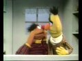 Bert & Ernie - Ernie heeft een banaan in zijn oor
