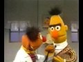 Bert en Ernie - Ernie speelt doktertje