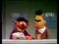 Bert en Ernie - Boterhammen met pindakaas
